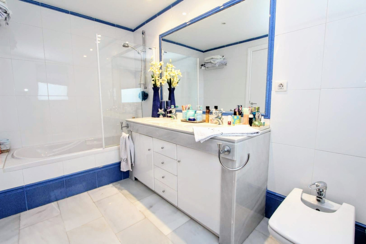 6 Bedroom Villa in San Pedro de Alcántara - Photo 19