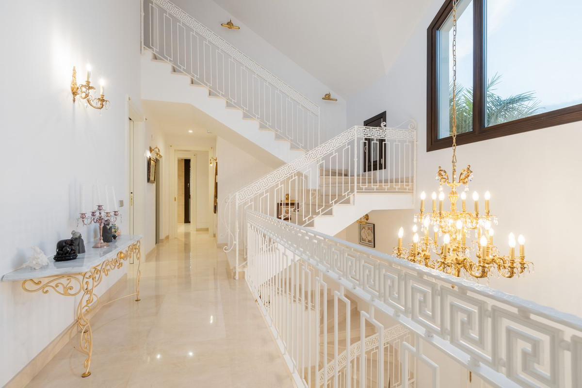 7 Bedroom Villa in San Pedro de Alcántara - Photo 24