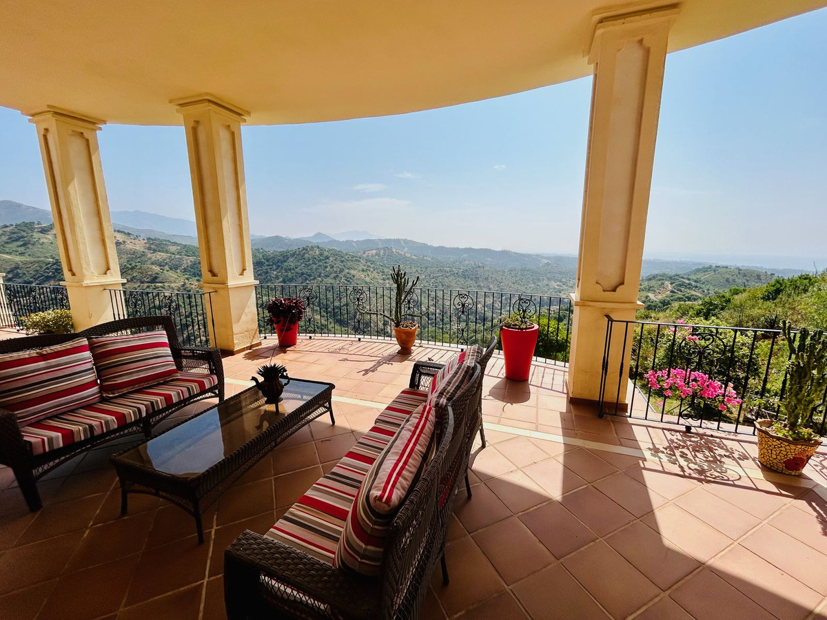 7 Bedroom Villa in Estepona - Photo 5