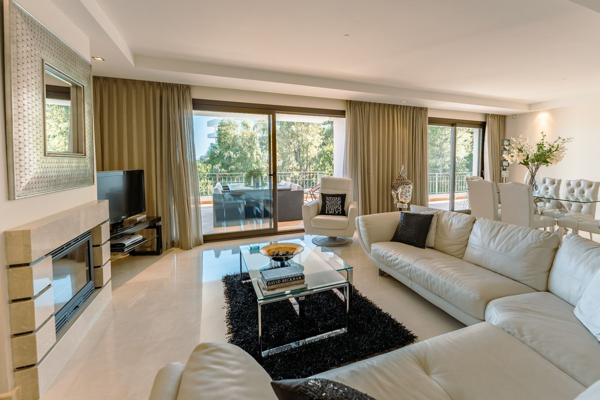 3 Bedroom Apartment in Benahavís - Photo 2