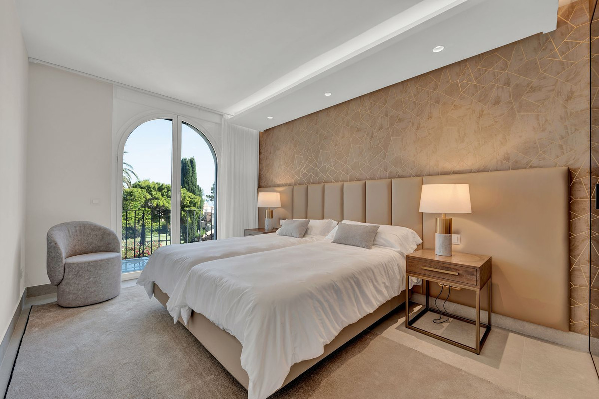 4 Bedroom Townhouse in Estepona - Photo 12