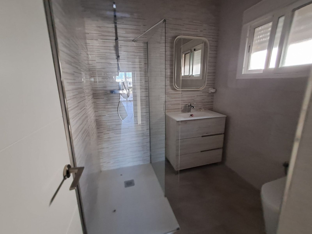 5 Bedroom Villa in Estepona - Photo 9
