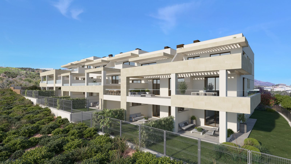 2 Bedroom Apartment in Estepona - Photo 3