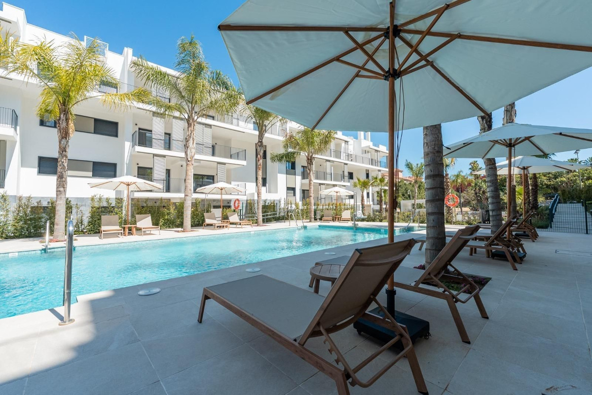 3 Bedroom Apartment in Estepona - Photo 2