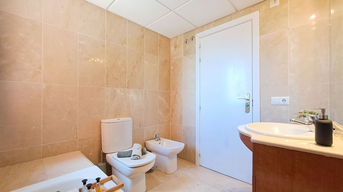 2 Bedroom Apartment in Estepona - Photo 19