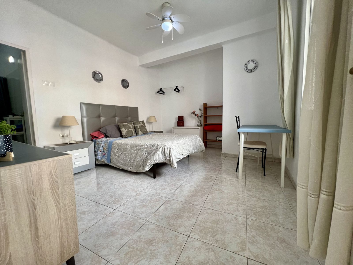 4 Bedroom Apartment in Málaga - Photo 14