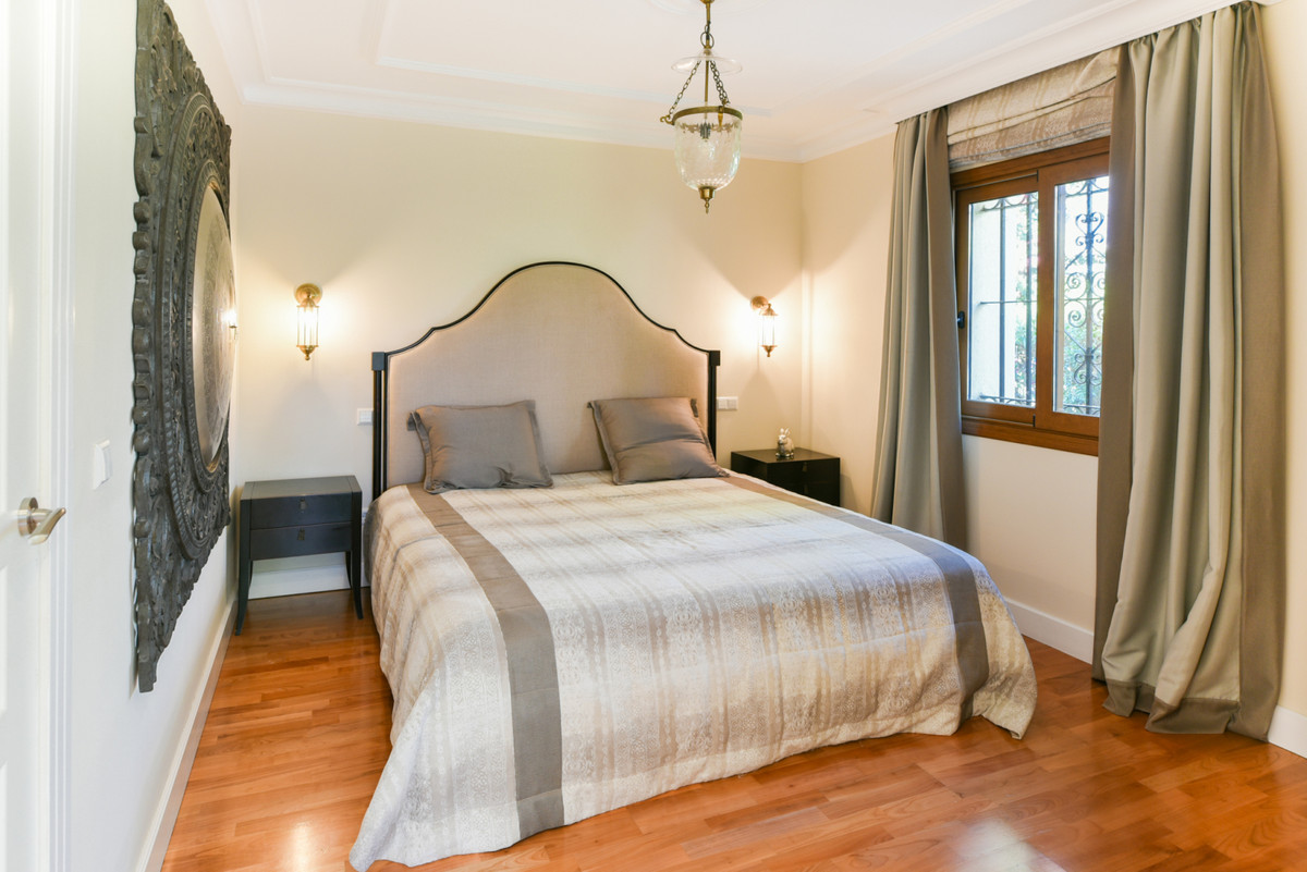 5 Bedroom Villa in Marbella - Photo 36