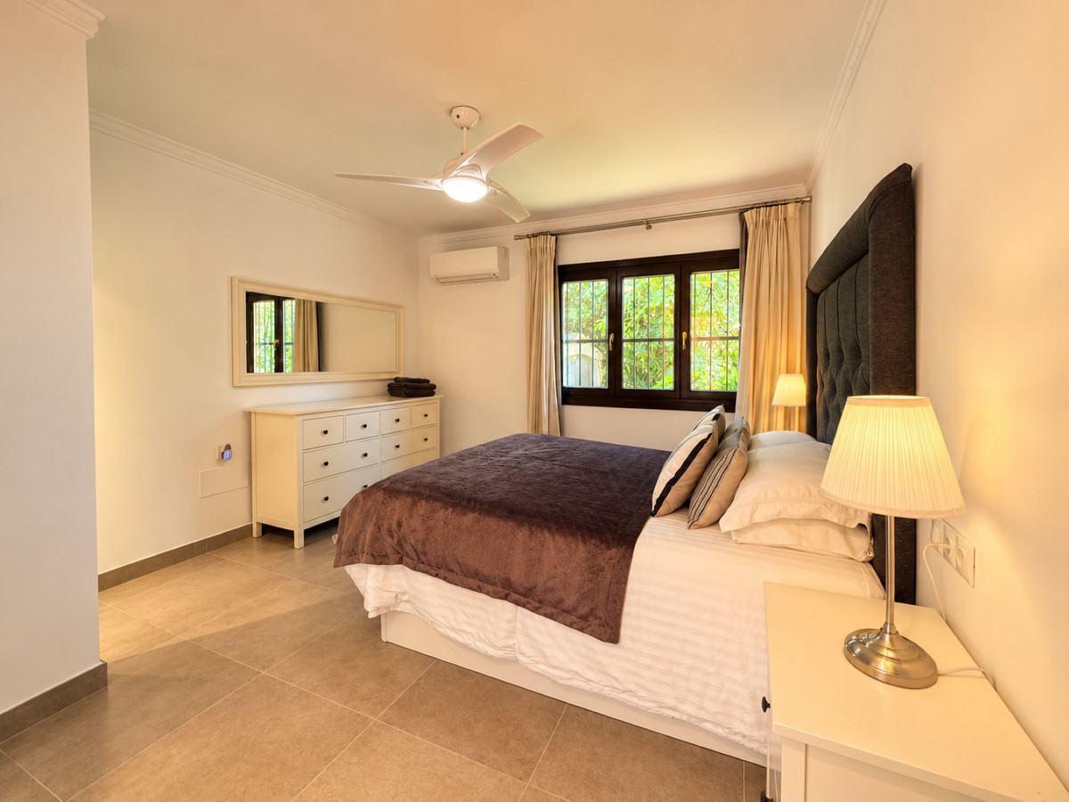5 Bedroom Villa in Estepona - Photo 12