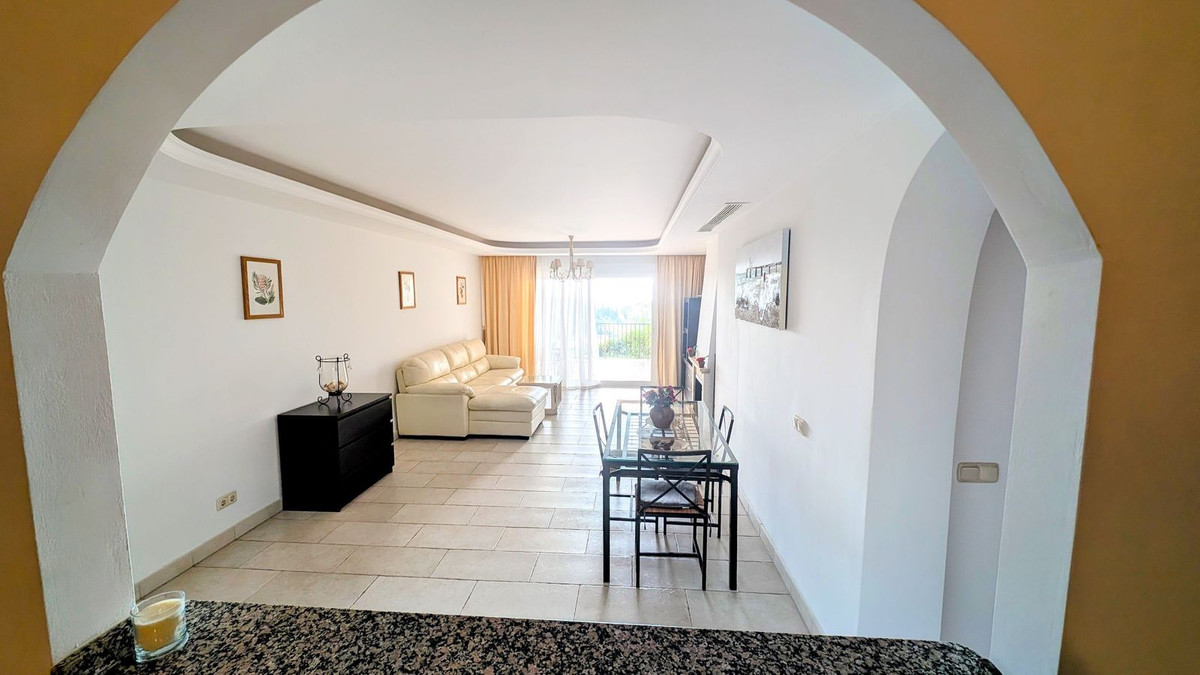 2 Bedroom Apartment in Benahavís - Photo 10