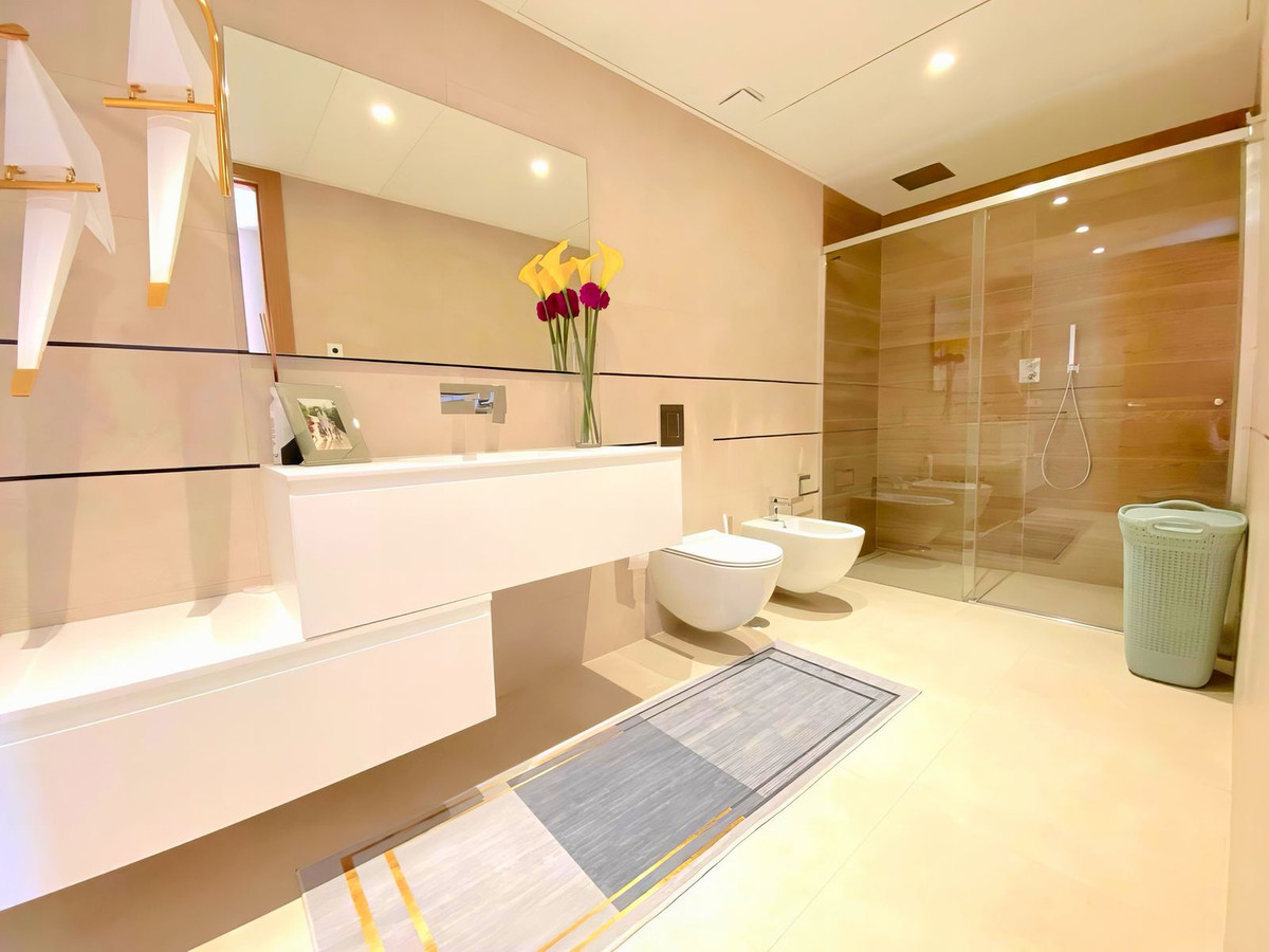 4 Bedroom Apartment in Benahavís - Photo 29