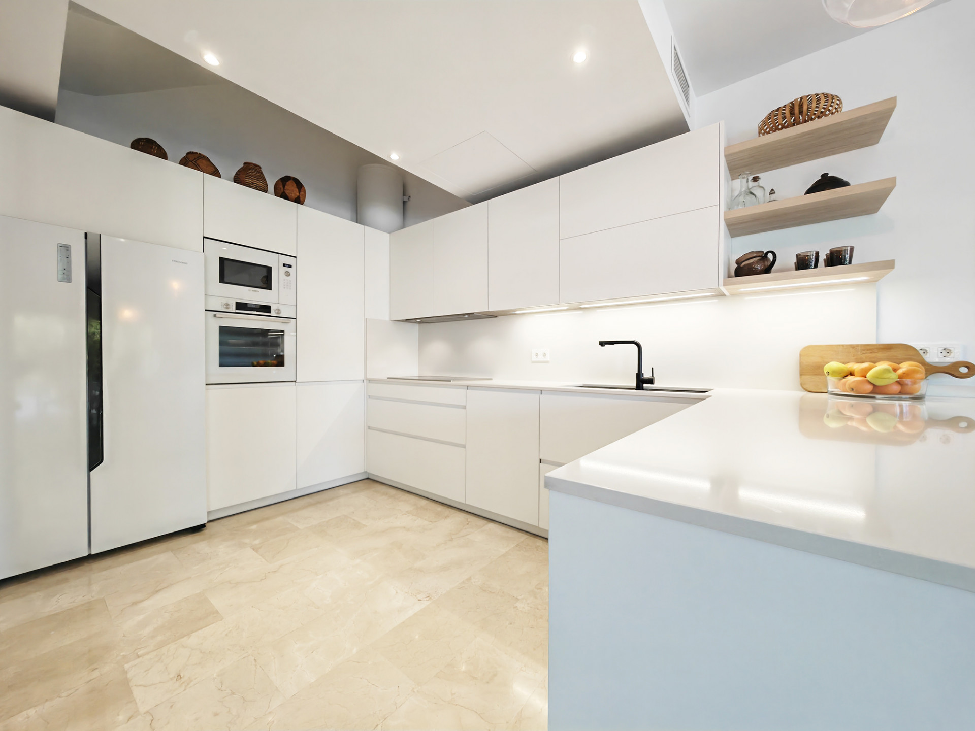 4 Bedroom Townhouse in Benahavís - Photo 8