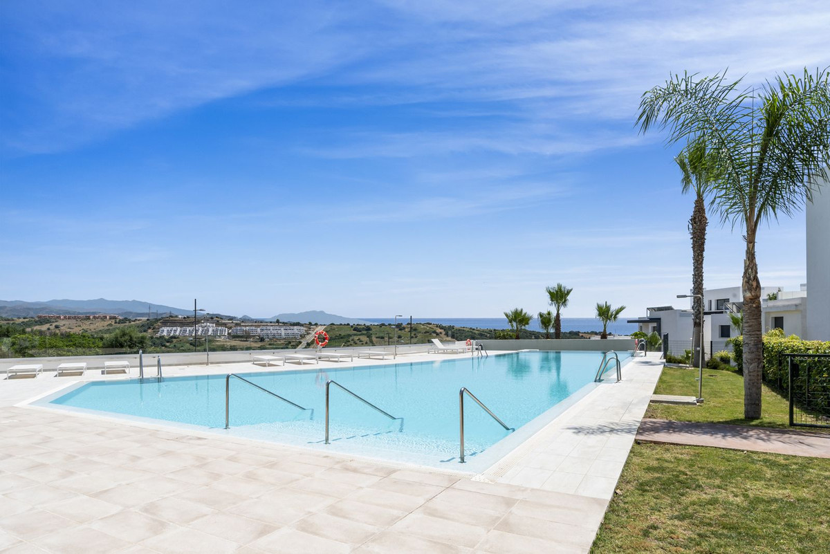 2 Bedroom Apartment in Estepona - Photo 4