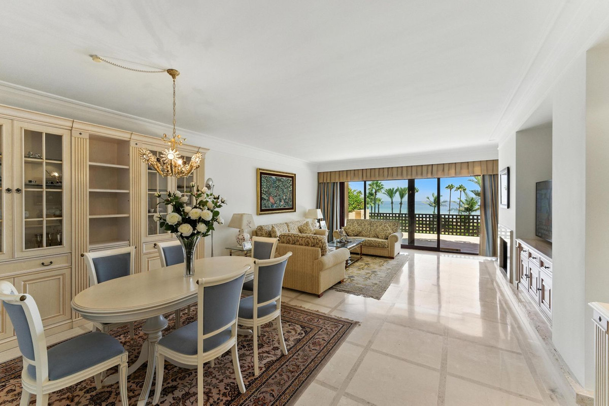 2 Bedroom Apartment in Estepona - Photo 12