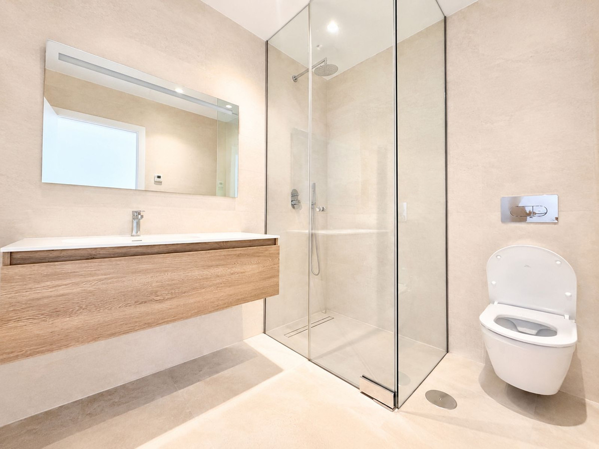 5 Bedroom Villa in Estepona - Photo 26