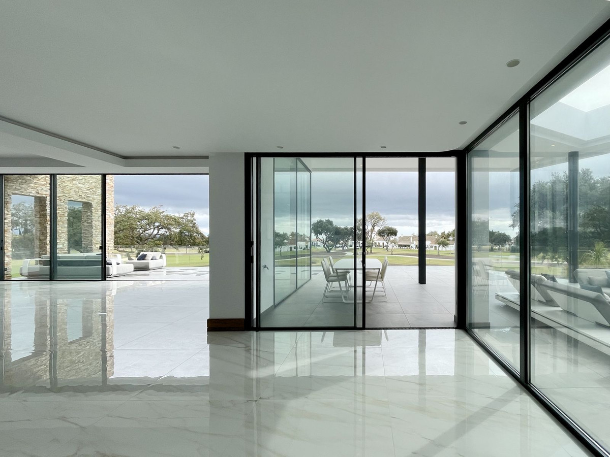 6 Bedroom Villa in San Roque - Photo 25