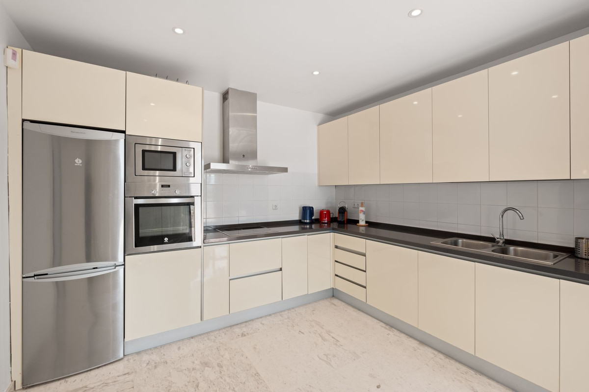 2 Bedroom Apartment in Marbella - Photo 17
