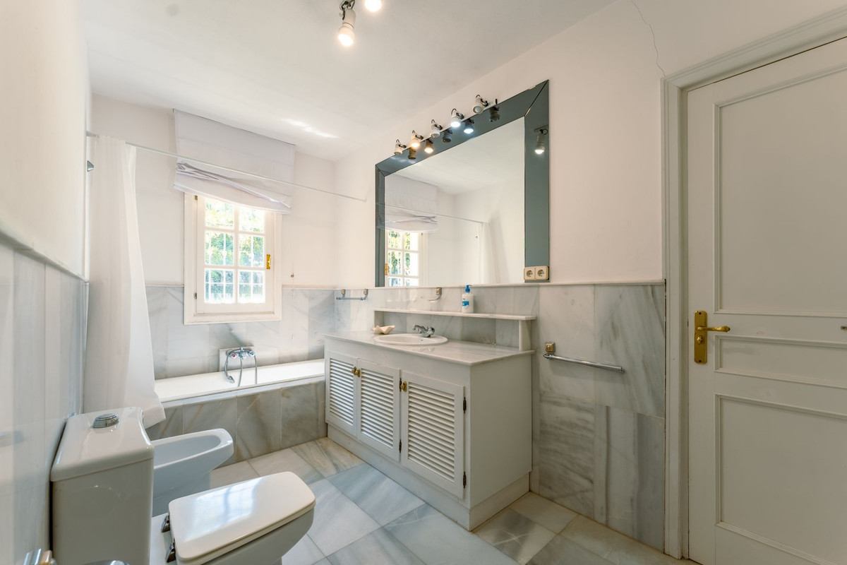 8 Bedroom Country house in Estepona - Фото 20