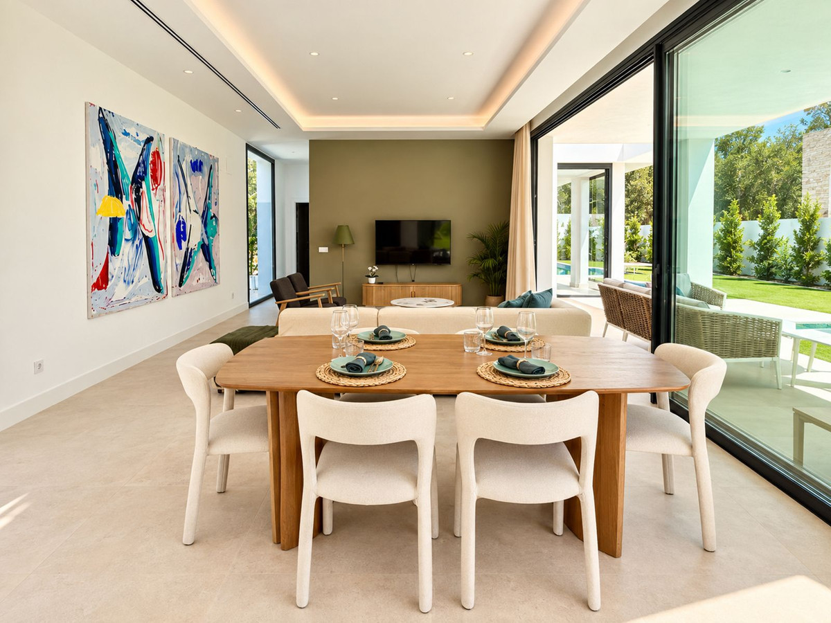 5 Bedroom Villa in Estepona - Photo 12