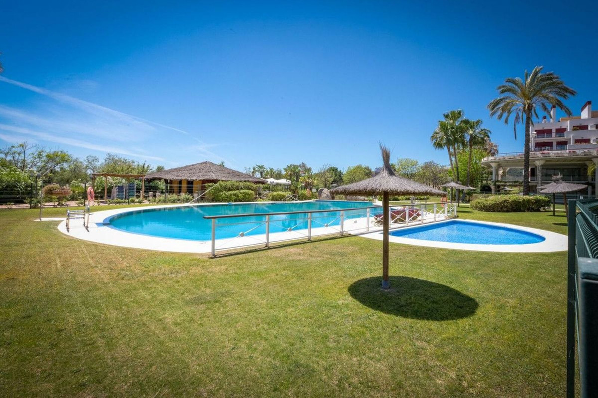 3 Bedroom Penthouse in Estepona - Photo 25