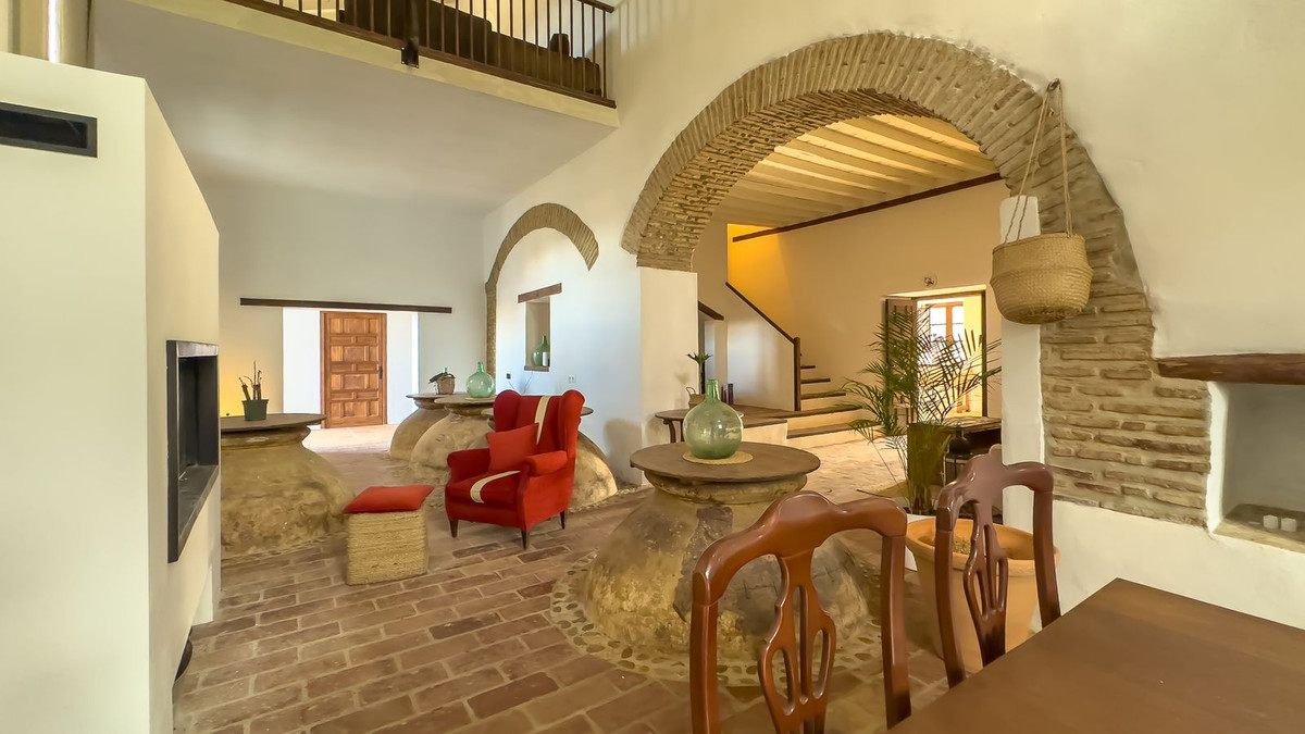 8 Bedroom Country house in Málaga - Photo 3