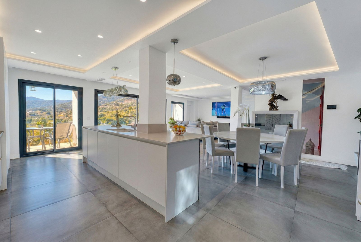 4 Bedroom Villa in Istán - Photo 3