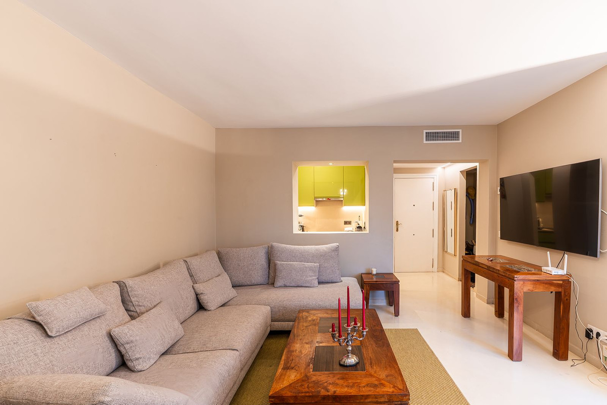 1 Bedroom Apartment in Estepona - Photo 3
