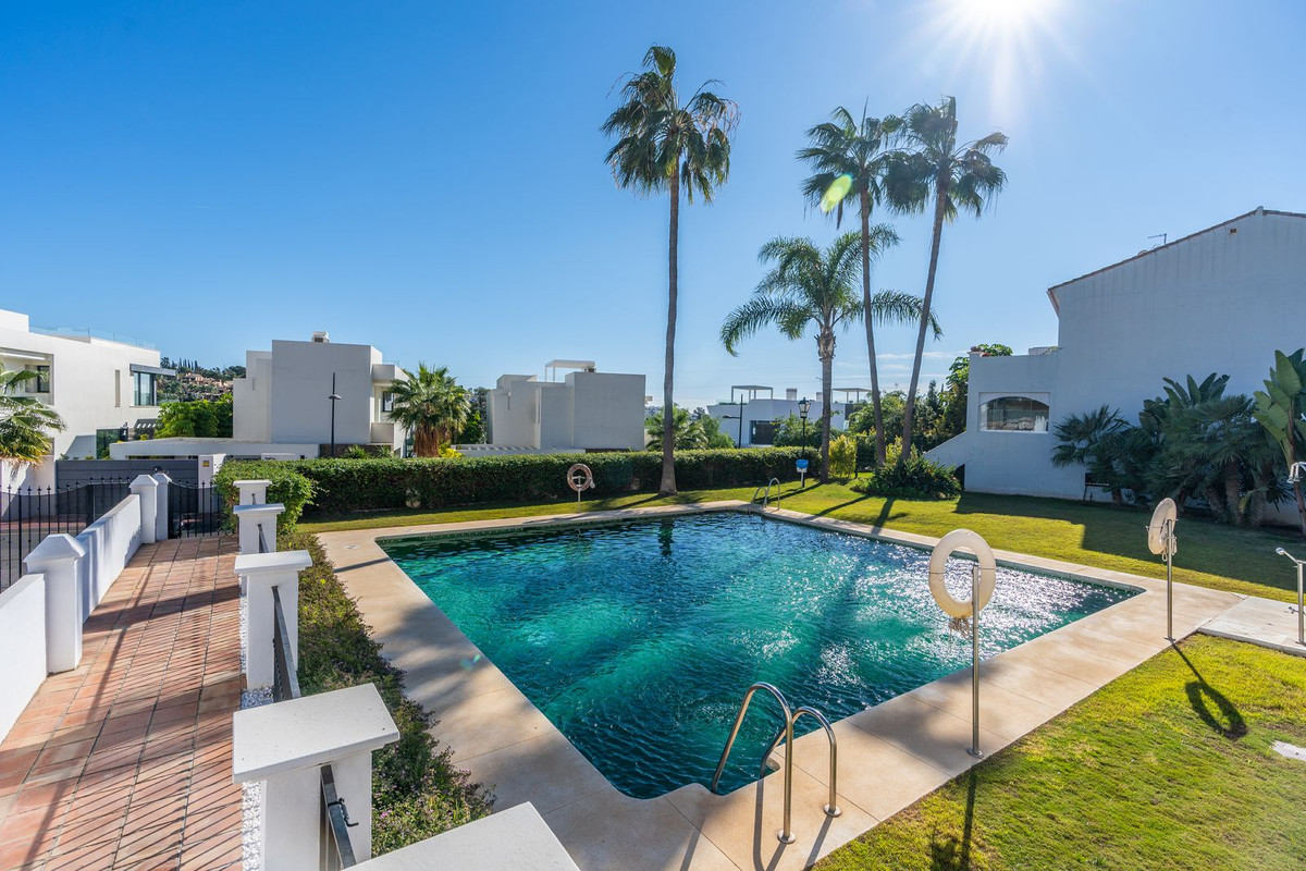 4 Bedroom Townhouse in Estepona - Photo 4