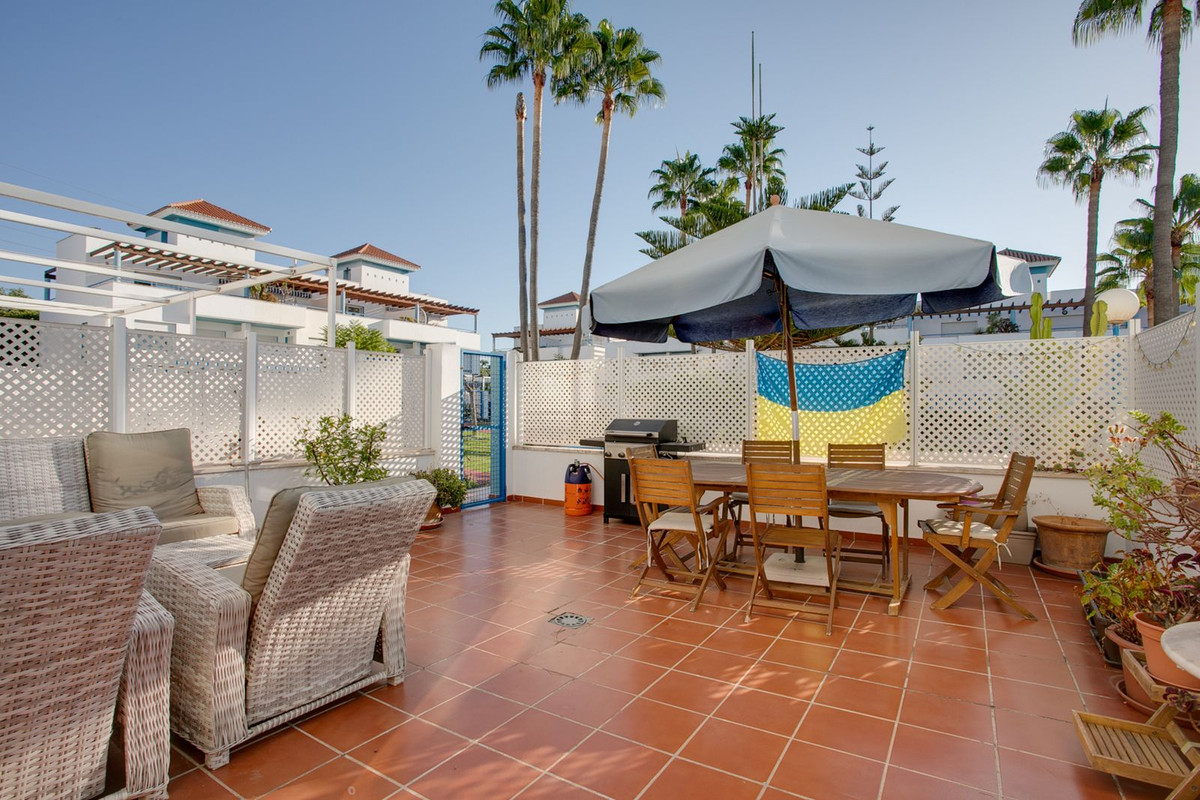 5 Bedroom Townhouse in Estepona - Photo 8