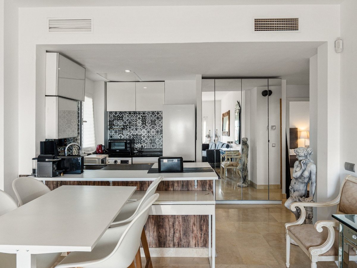 1 Bedroom Penthouse in Estepona - Photo 12