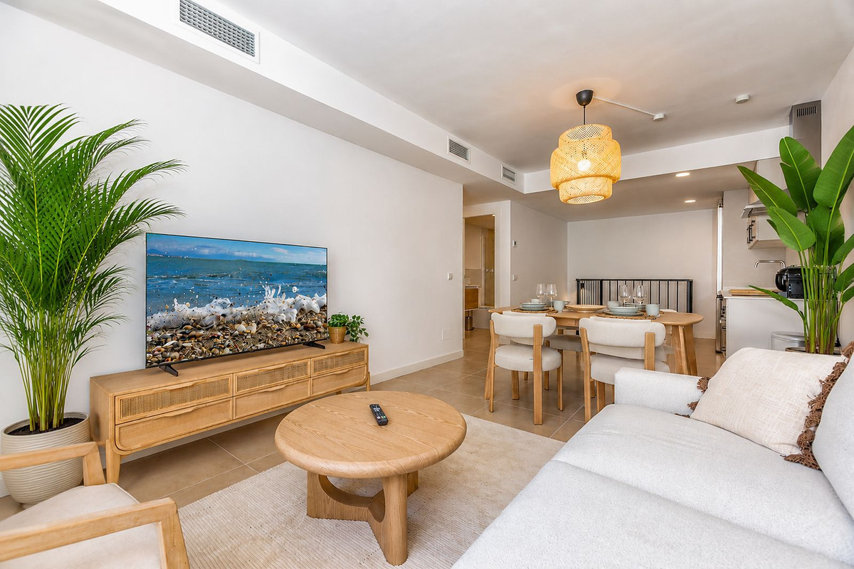 2 Bedroom Apartment in Fuengirola - Photo 4