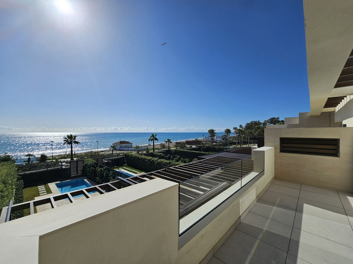 4 Bedroom Townhouse in Estepona - Photo 6