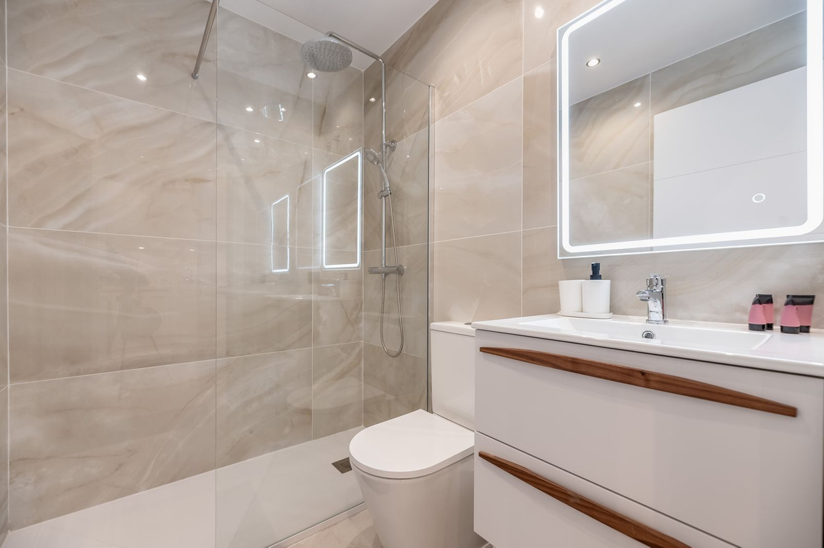 5 Bedroom Apartment in Estepona - Photo 20