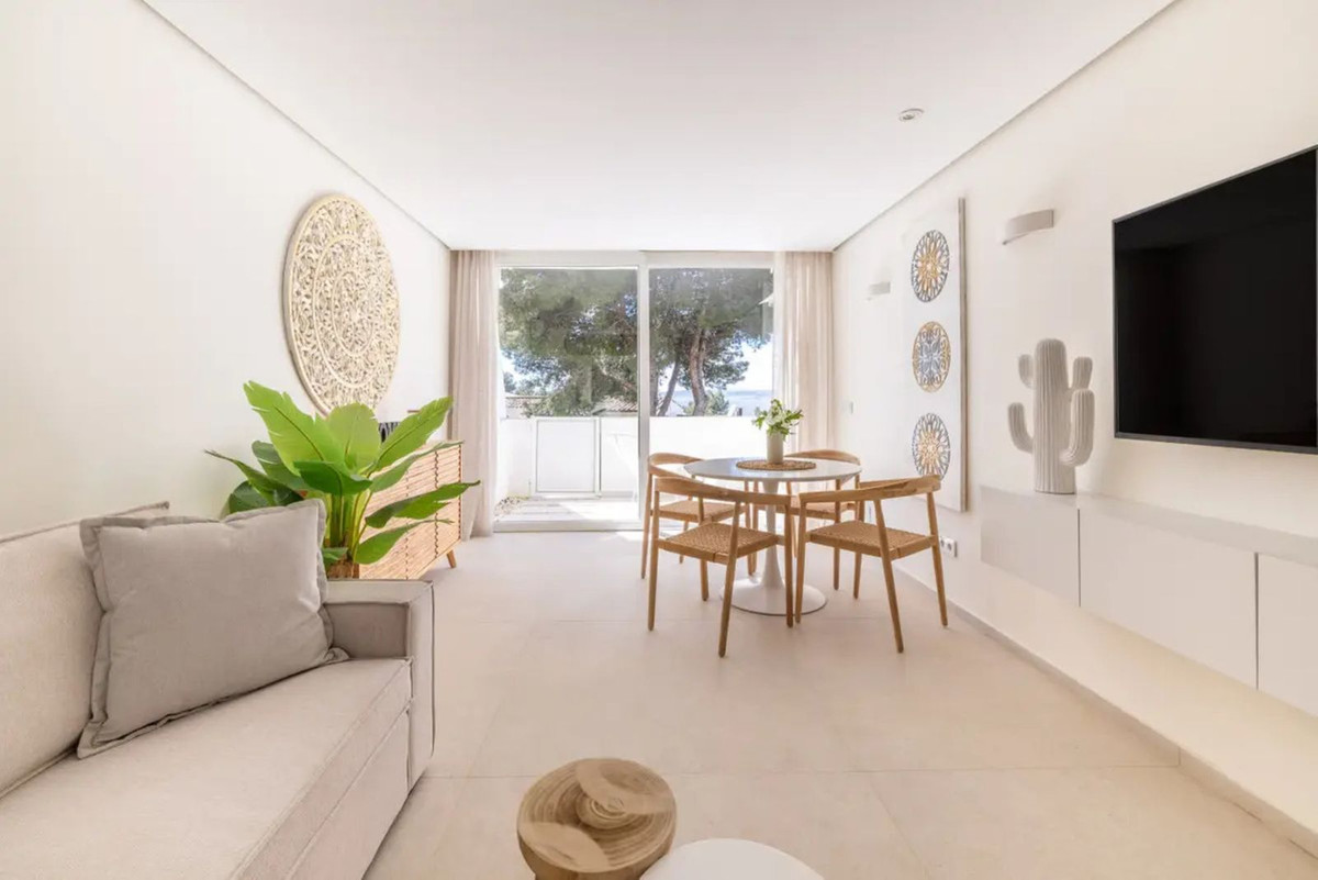 1 Bedroom Apartment in Estepona - Photo 2