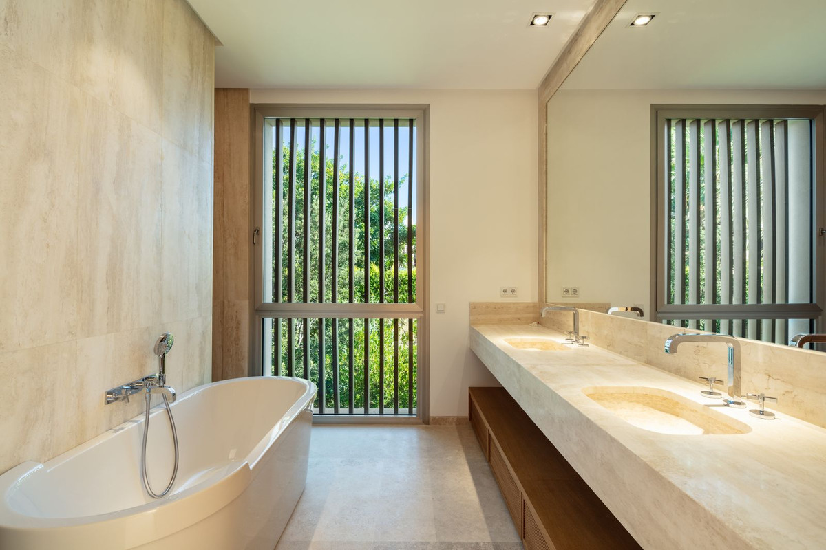 5 Bedroom Villa in Casares - Photo 7