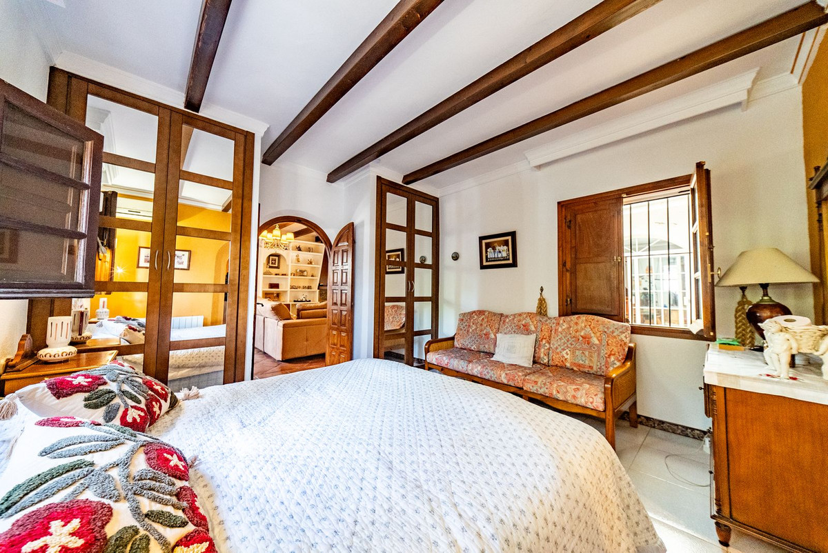 5 Bedroom Villa in Alhaurín de la Torre - Photo 32