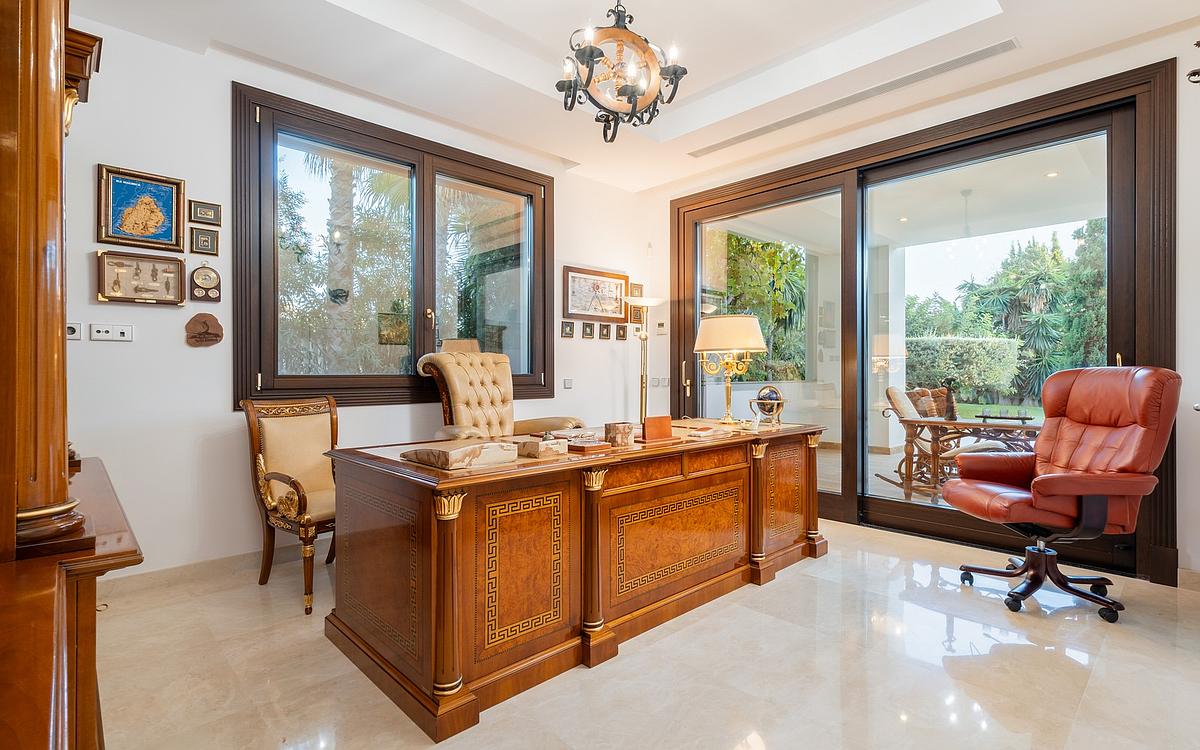 7 Bedroom Villa in Estepona - Photo 18