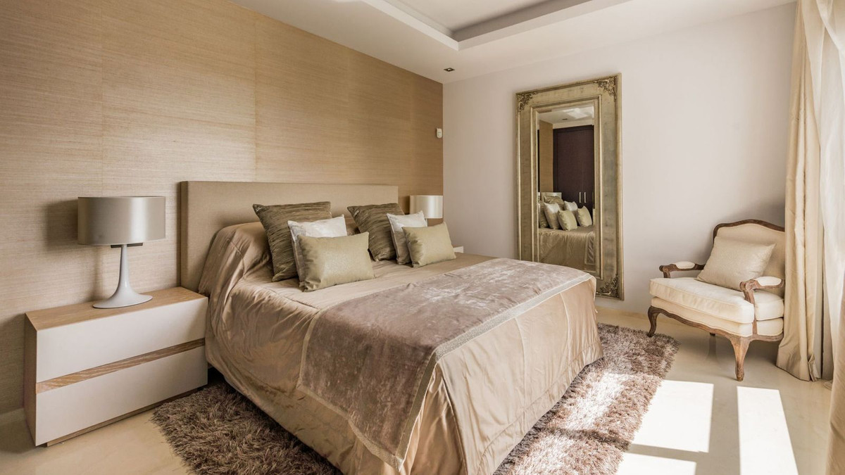 5 Bedroom Villa in Marbella - Photo 8