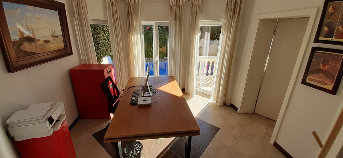 5 Bedroom Villa in Marbella - Photo 20