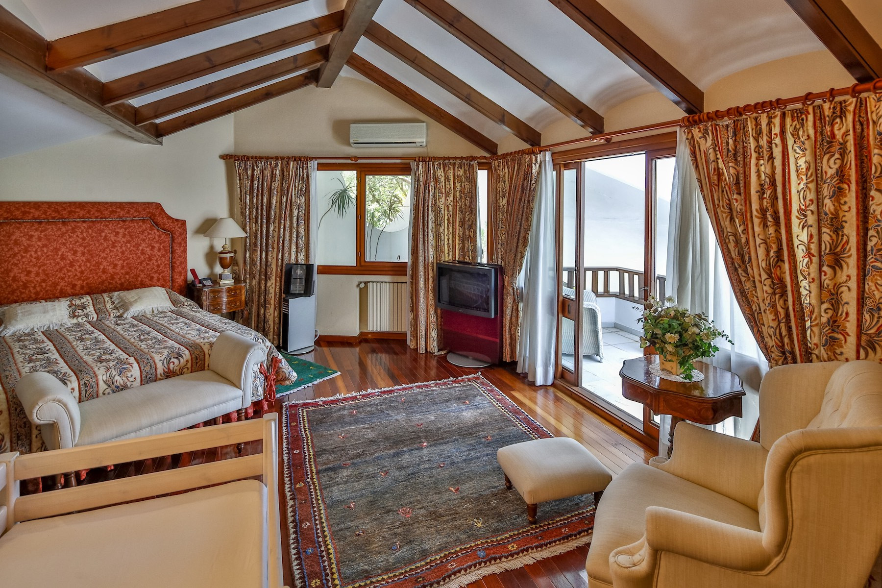 6 Bedroom Villa in Marbella - Photo 2