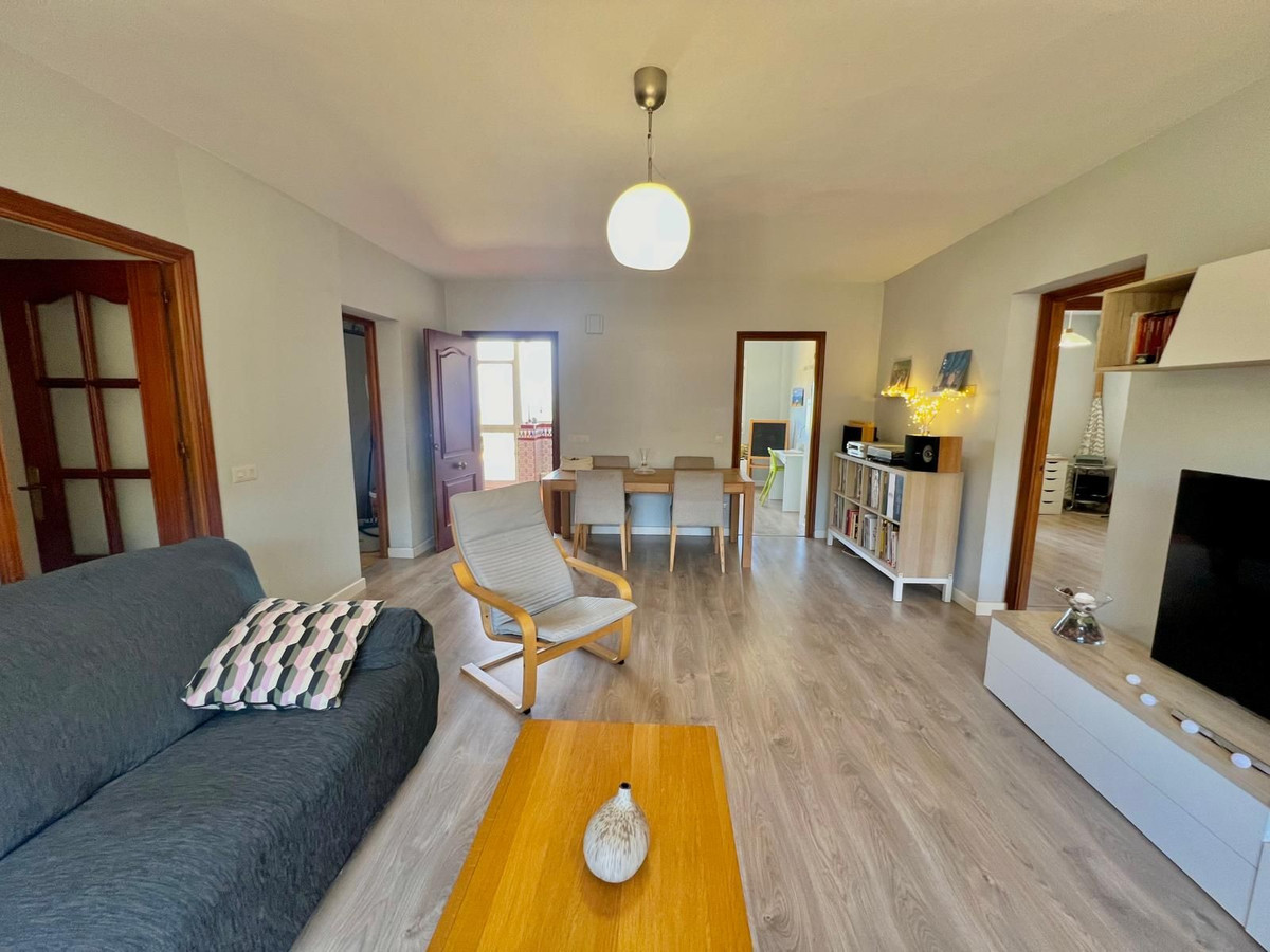 6 Bedroom Villa in Estepona - Photo 9