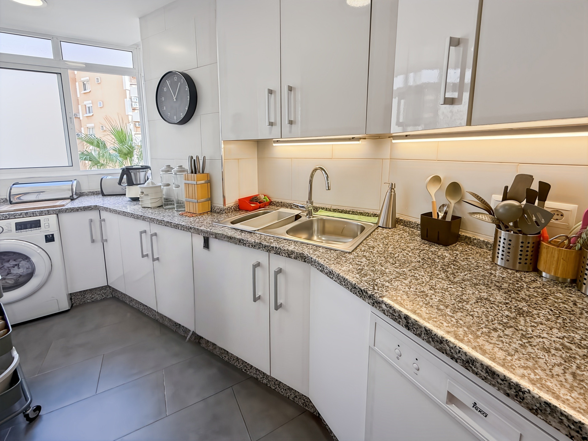 4 Bedroom Apartment in Torremolinos - Photo 10