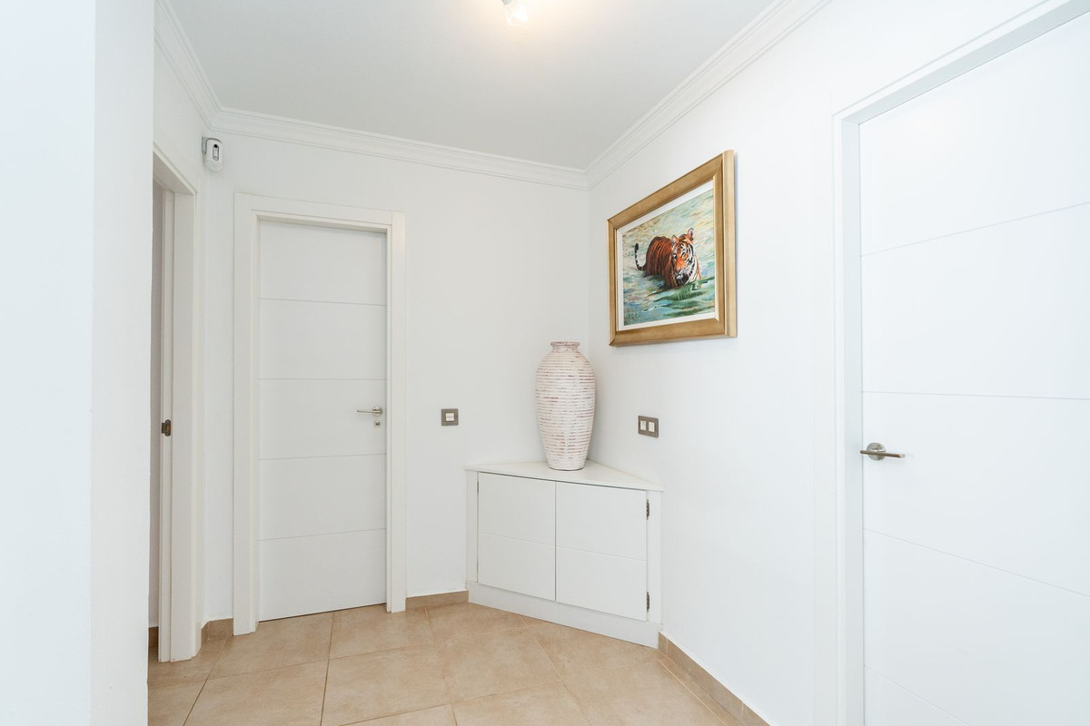 5 Bedroom Villa in Estepona - Photo 20
