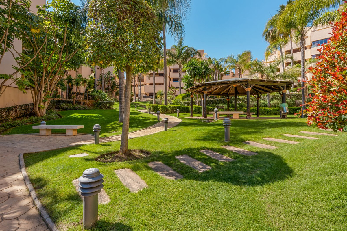 2 Bedroom Apartment in Estepona - Photo 25