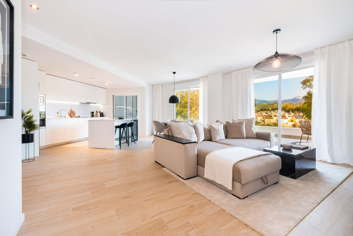 2 Bedroom Apartment in Marbella - Photo 2