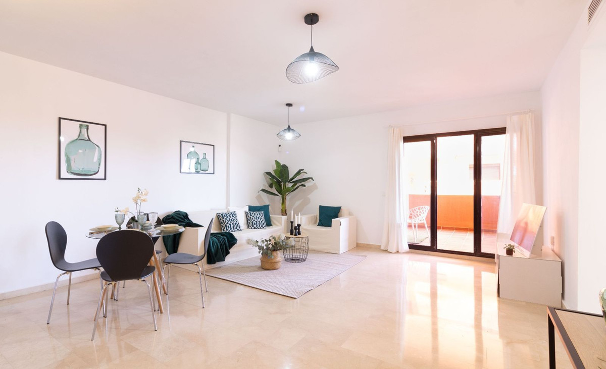 2 Bedroom Apartment in Estepona - Photo 9