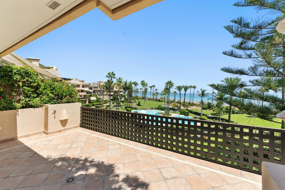 2 Bedroom Apartment in Estepona - Photo 3
