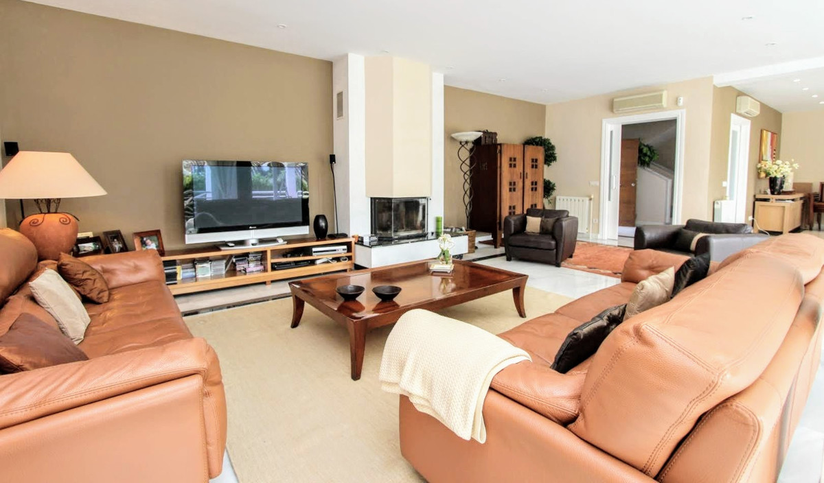 6 Bedroom Villa in San Pedro de Alcántara - Photo 9