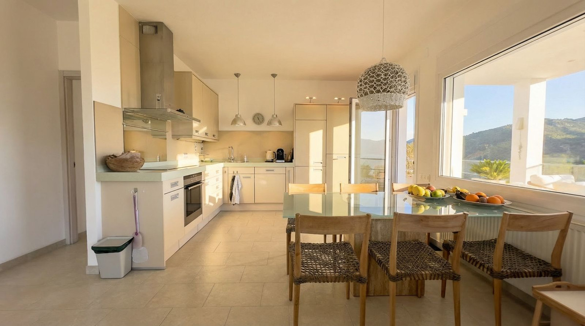 Chalet de 4 dormitorios con piscina en Málaga – Foto 6
