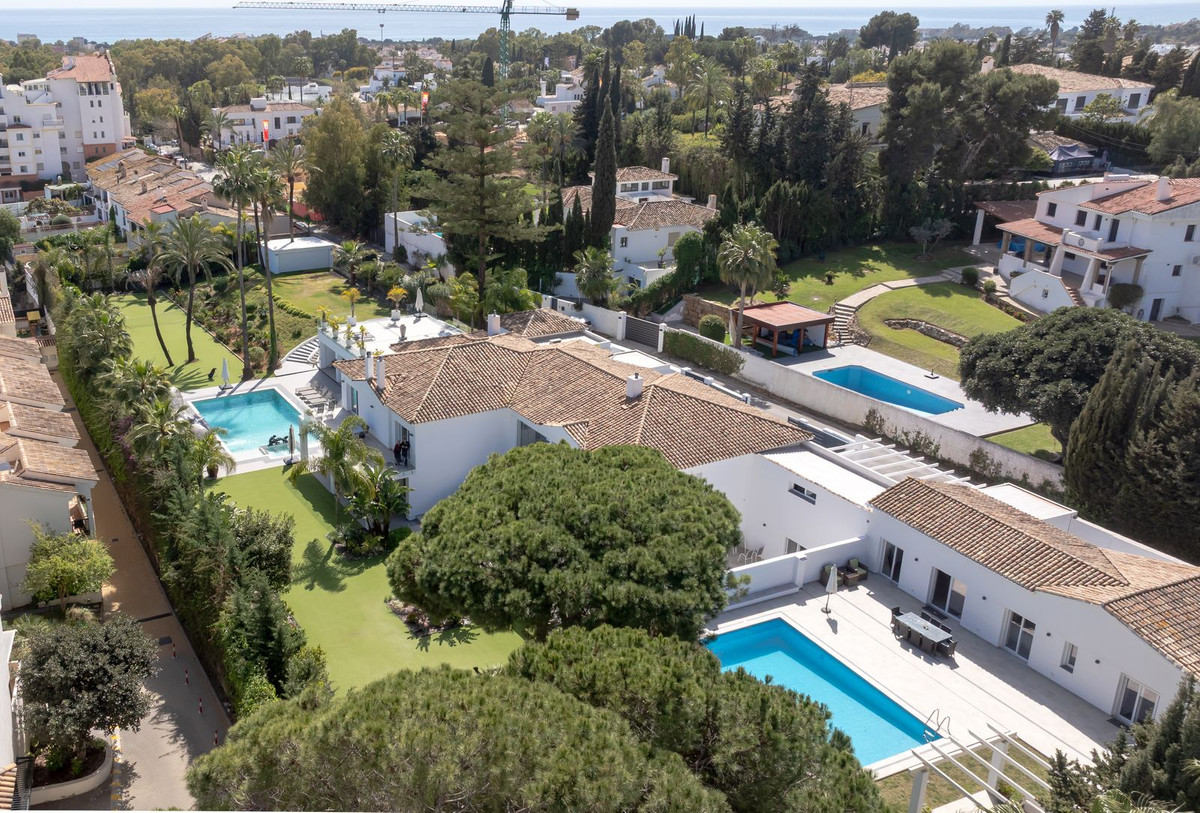 6 Bedroom Villa in Estepona - Photo 11
