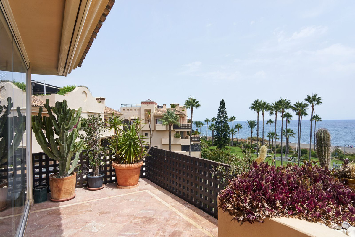 3 Bedroom Penthouse in Estepona - Photo 36